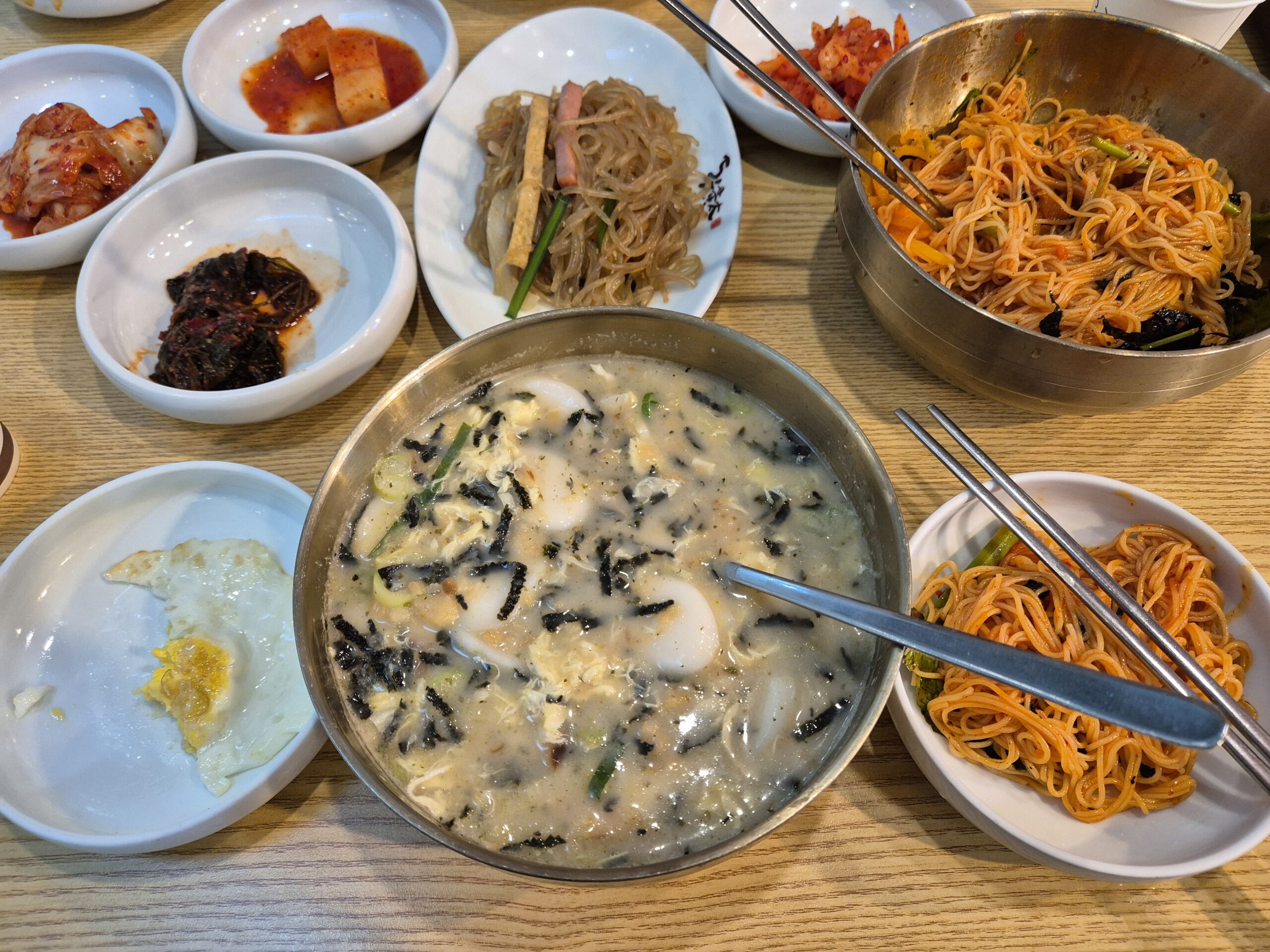 동우황태북어국 떡국과 비빔국수 한 상
