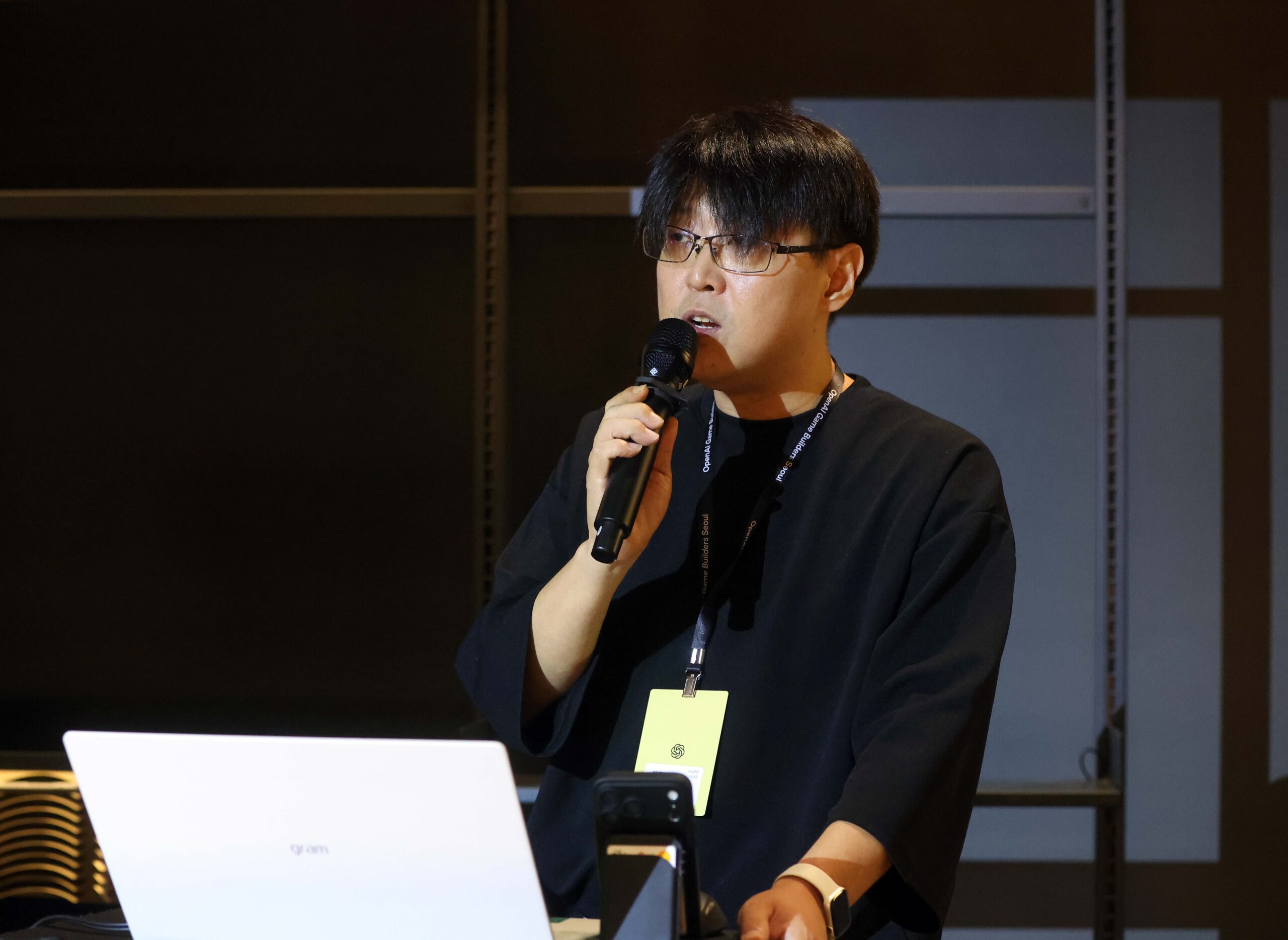 컴투스 AX허브 박상준 이사가 ‘BUILD FOR ONE. BUILT BY ONE.’을 주제로 발표