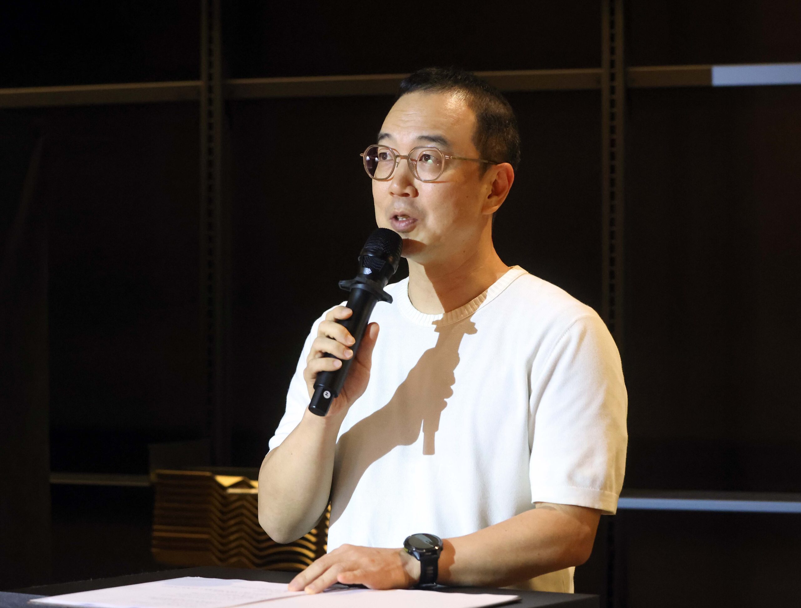 컴투스 송병준 의장이 오프닝 키노트에서 AI 시대의 제작 환경에 대해 발표