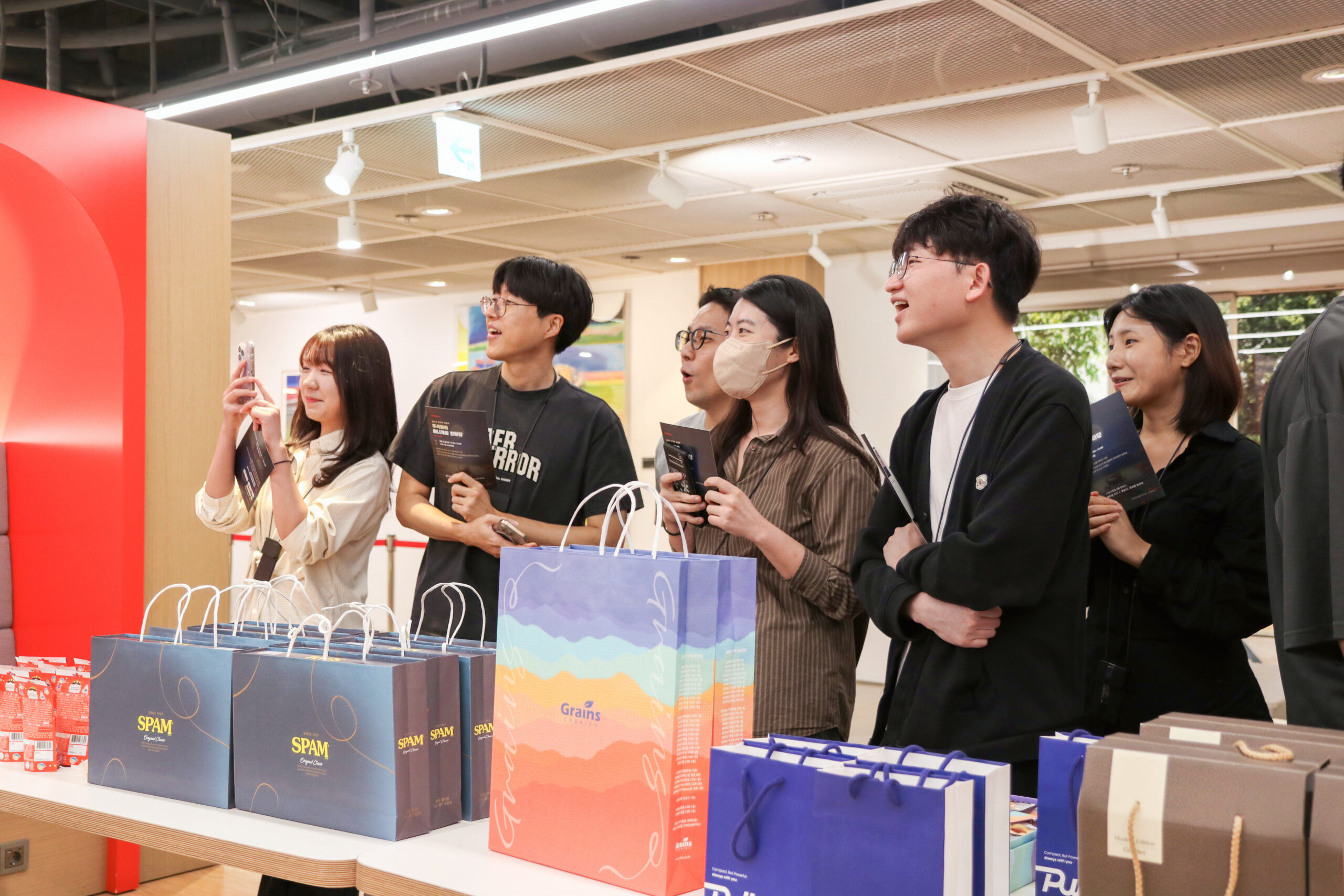 홈런 레이스 옆에서 팀원을 응원하는 사우들