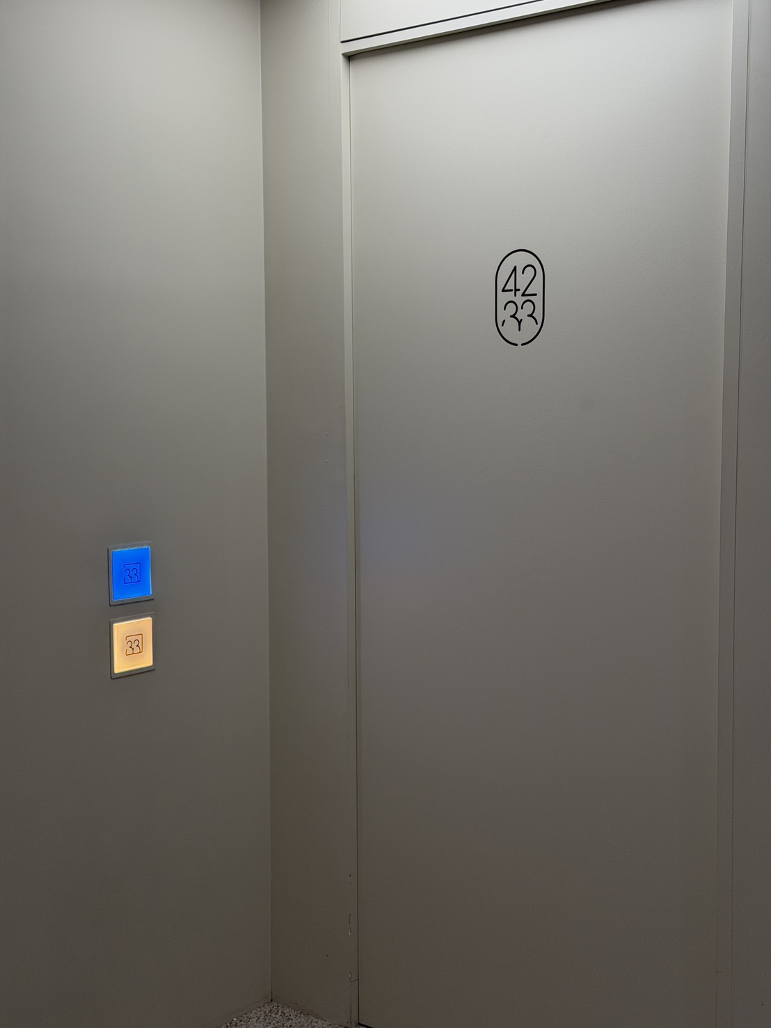 체험 공간 입구 문과 리더기